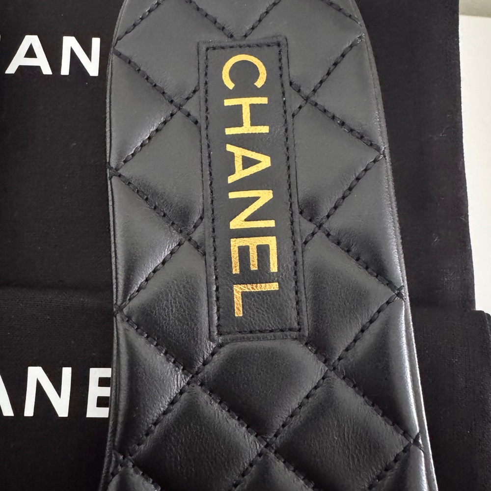 Brand New (NIB) CHANEL Goatskin Quilted Interlock CC Mules/Sandals/Slides Sz 40 - Picture 5 of 10